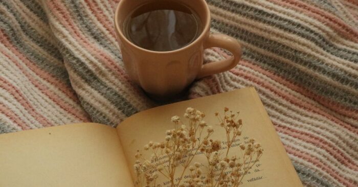 ママが静かに紅茶を飲みながら呼吸を整えている穏やかな時間