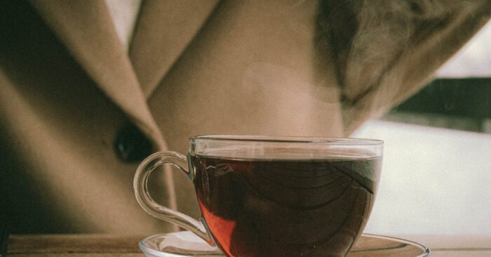 朝の光の中で紅茶を楽しむママの穏やかなティータイム