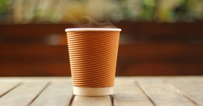 カップから立ちのぼる紅茶の香りをゆっくり感じる女性の手元