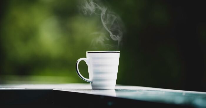 カップから立ちのぼる紅茶の香りをゆっくり感じる女性の手元