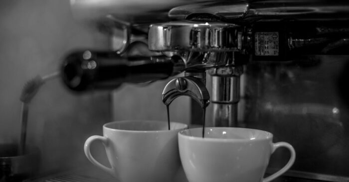 カップから立ちのぼる紅茶の香りをゆっくり感じる女性の手元
