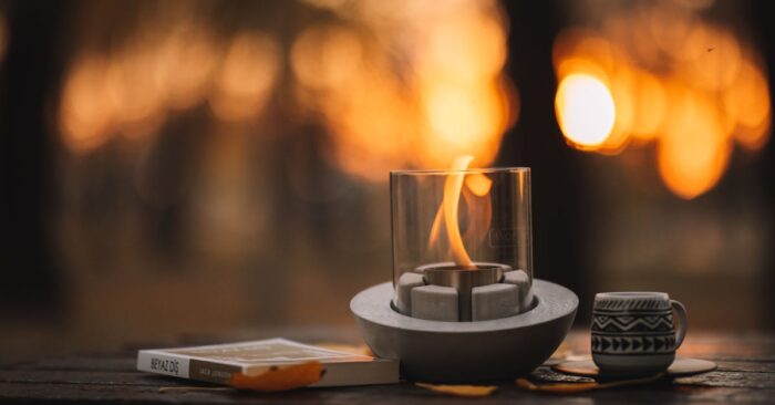 夜の静かな部屋でママが紅茶を飲みながら一日をリセットしている穏やかな時間