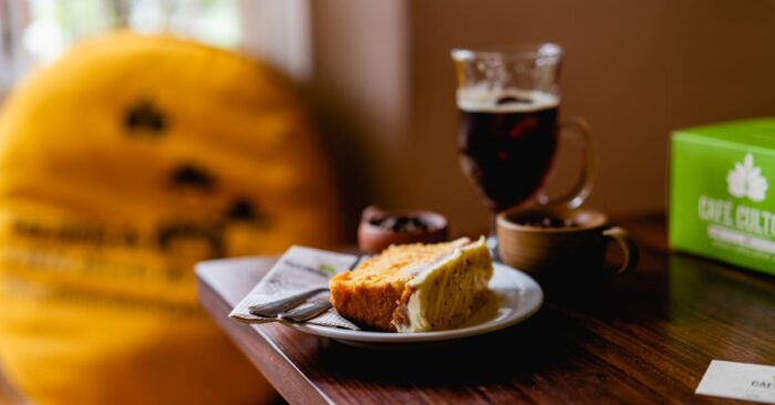 朝の紅茶の香りと湯気が漂うカップを前にリラックスする様子。香りや温度が五感を整えるイメージを表現した画像。