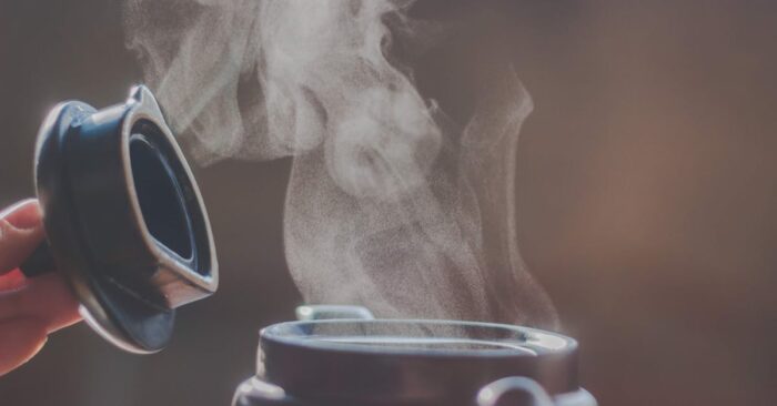 紅茶の湯気が立ちのぼり、心を落ち着かせるような温かい雰囲気のティーカップ