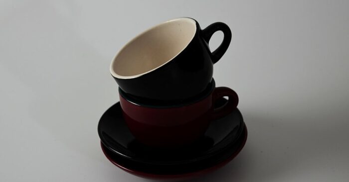 朝の光の中で紅茶を楽しむママの穏やかなティータイム