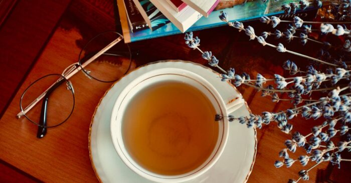 ママが静かに紅茶を飲みながら呼吸を整えている穏やかな時間