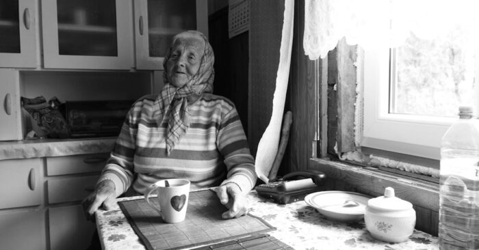 朝の光の中で紅茶を楽しむママの穏やかなティータイム