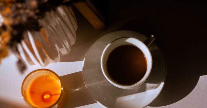 朝に紅茶を飲みながら心を整えるママ・パパの穏やかなティータイムの様子を表現した画像