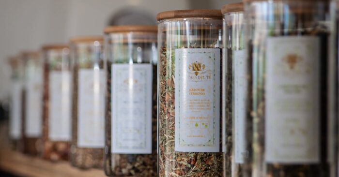 紅茶グッズが整然と並ぶ棚とお気に入りのマグカップが置かれたティーコーナーの様子