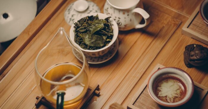 紅茶の湯気が立ちのぼり、心を落ち着かせるような温かい雰囲気のティーカップ