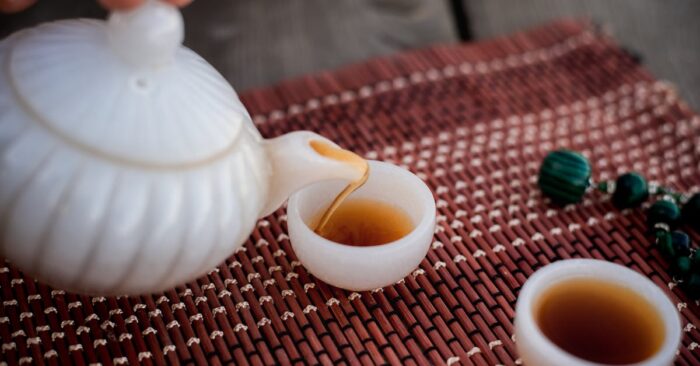 お気に入りのカップで紅茶をいれながら静かに自分を労うママの夜のセルフケア時間