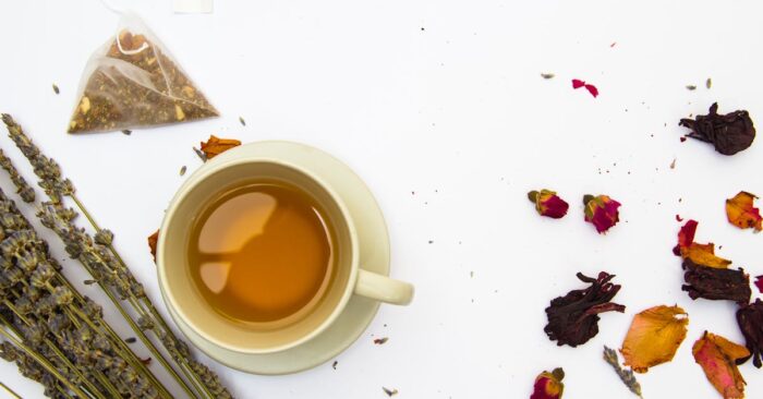 夜の照明の中でルイボスやカモミールなどハーブティーをブレンドする様子