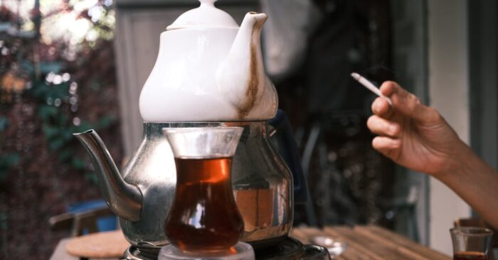 紅茶の湯気がやわらかく立ちのぼり、心を癒すように香りが広がる様子