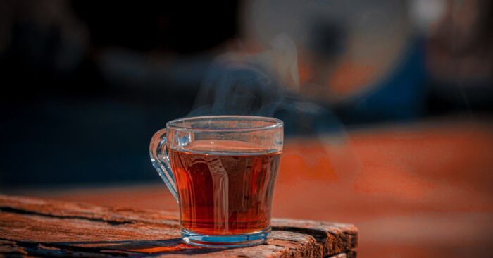 紅茶の湯気がやわらかく立ちのぼり、心を癒すように香りが広がる様子