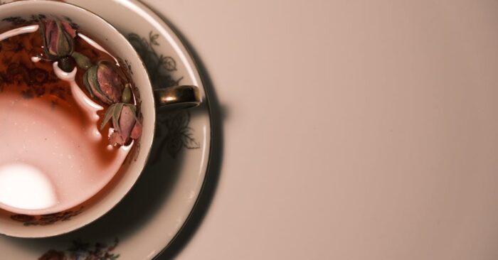 茶葉から立ち上る香り分子のイメージと紅茶の香気成分を感じる穏やかな雰囲気