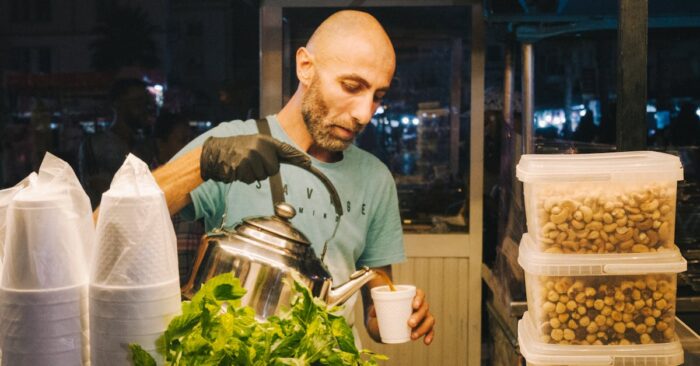 夜の静かな部屋で紅茶を飲みながら心を整える穏やかなママの姿