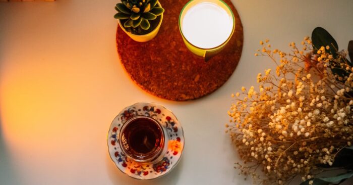 夜の静かな部屋でママが紅茶を飲みながら一日をリセットしている穏やかな時間