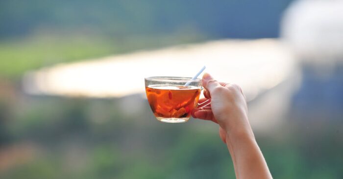 朝の光の中で紅茶を楽しむママの穏やかなティータイム