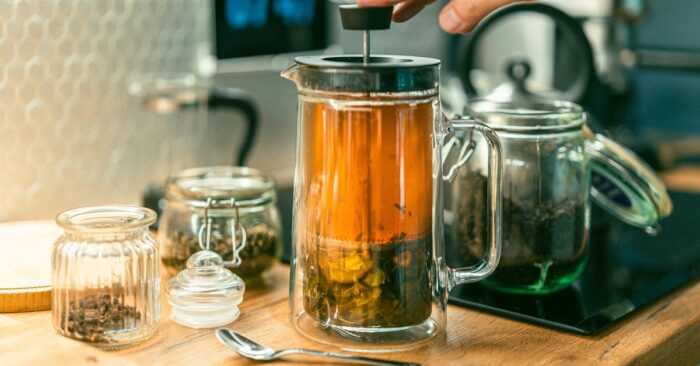 紅茶の香りとアロマキャンドルの灯りが調和する夜のリラックス空間