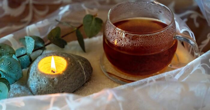 紅茶を飲みながら穏やかな時間を過ごす女性の手元と柔らかな光の風景