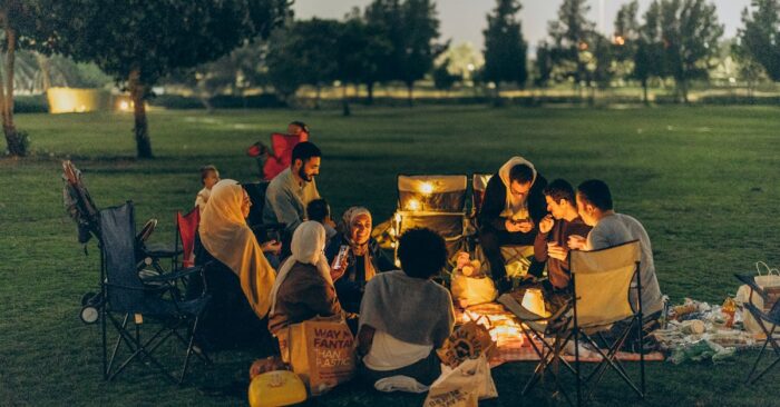 子どもが寝た後に静かな部屋で紅茶を飲みながらほっと一息つくママの様子