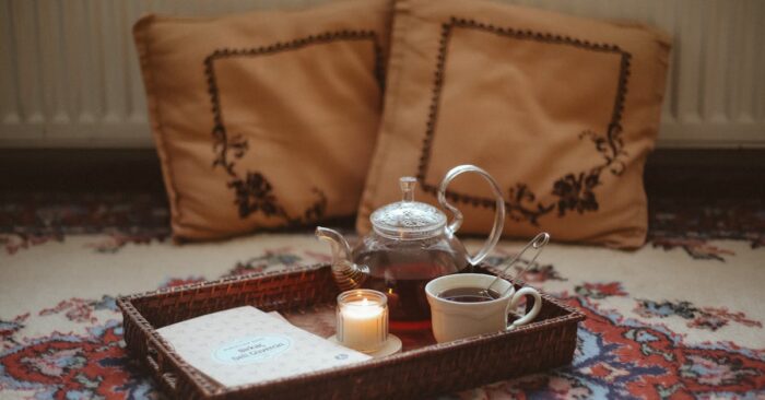 子どもが寝た後に静かな部屋で紅茶を飲みながらほっと一息つくママの様子