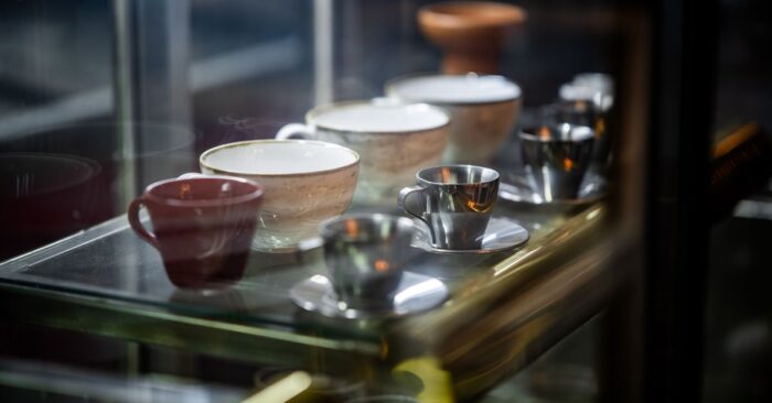 夜の静けさの中で湯気を立てる紅茶のカップと柔らかい照明の雰囲気