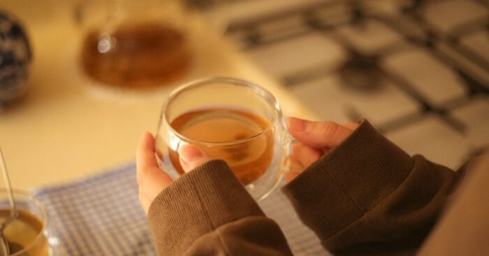 お気に入りの空間で紅茶を楽しむママの穏やかなひととき