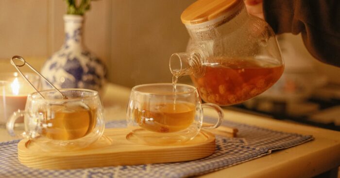 朝の紅茶の香りと湯気が漂うカップを前にリラックスする様子。香りや温度が五感を整えるイメージを表現した画像。