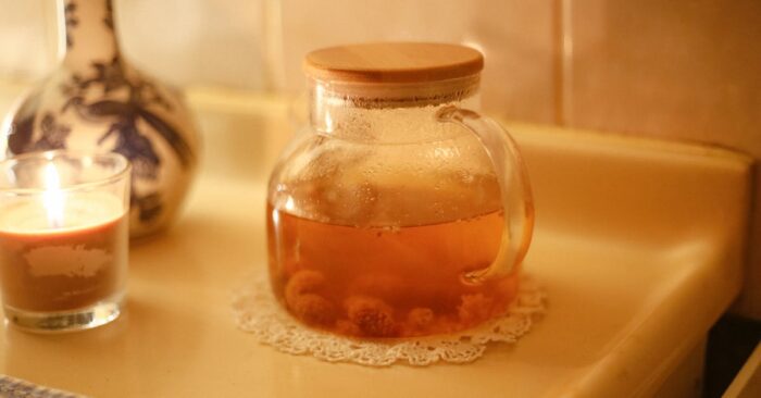 夜の静かな部屋でママが紅茶を飲みながら一日をリセットしている穏やかな時間