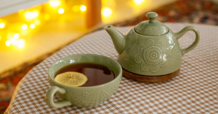 お気に入りの空間で紅茶を楽しむママの穏やかなひととき