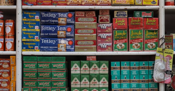 紅茶グッズが整然と並ぶ棚とお気に入りのマグカップが置かれたティーコーナーの様子