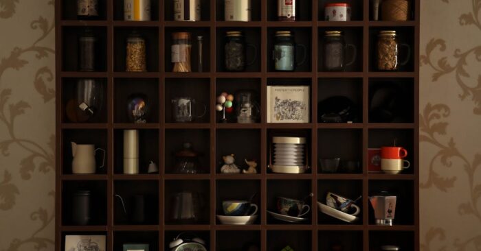 紅茶グッズが整然と並ぶ棚とお気に入りのマグカップが置かれたティーコーナーの様子