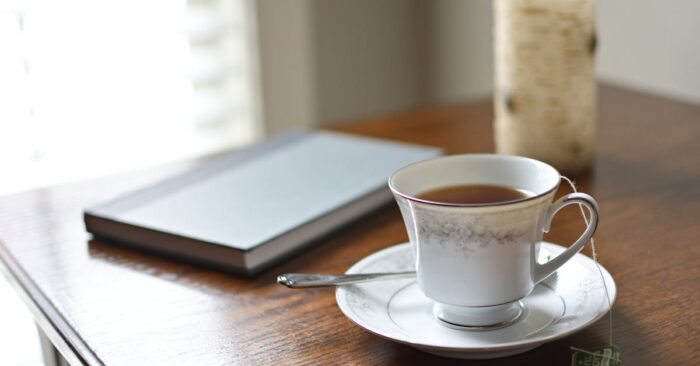 朝に紅茶を飲みながら心を整えるママ・パパの穏やかなティータイムの様子を表現した画像