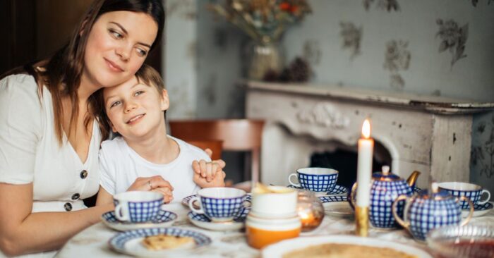 子育て中のママが紅茶を手にほっと一息ついている、温かく穏やかな時間のイメージ