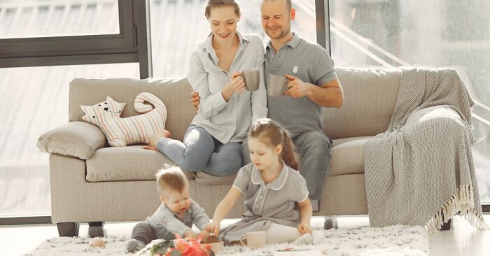 朝の食卓で親子が紅茶を飲みながら笑顔で会話する様子。カフェインレス紅茶を通じて穏やかな時間を共有するイメージ。