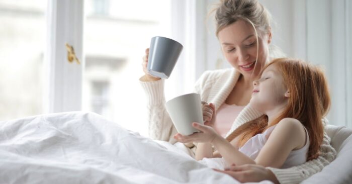 子育て中のママが紅茶を手にほっと一息ついている、温かく穏やかな時間のイメージ