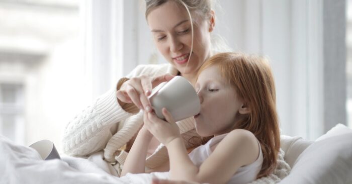 穏やかな笑顔で紅茶を飲みながら心を整えるママの様子