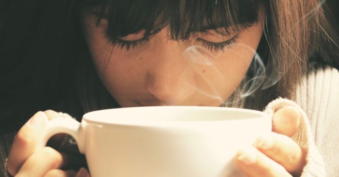 紅茶の湯気がやわらかく立ちのぼり、心を癒すように香りが広がる様子