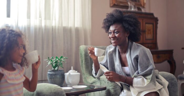 笑顔で紅茶を楽しむママと穏やかな雰囲気の家庭の様子