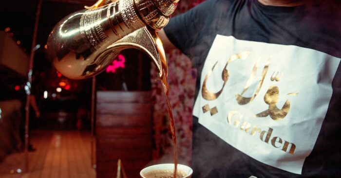 夜の静けさの中で湯気を立てる紅茶のカップと柔らかい照明の雰囲気