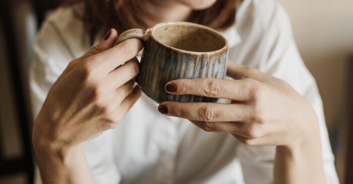 ママが静かに紅茶を飲みながら呼吸を整えている穏やかな時間
