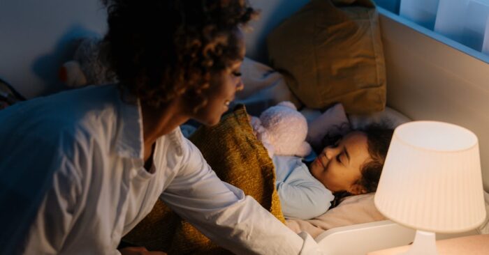 夜の静かな部屋で紅茶を飲みながら心を整える穏やかなママの姿