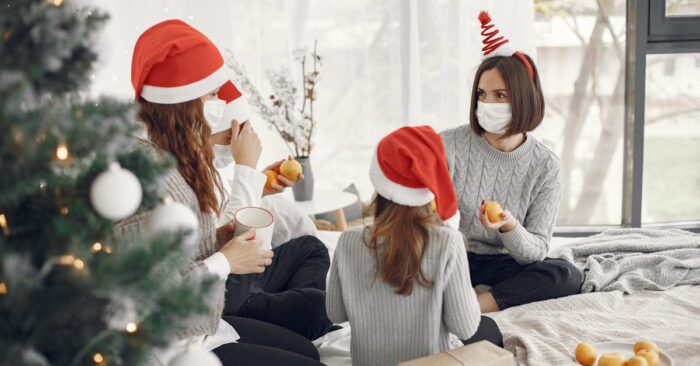 穏やかな笑顔で紅茶を飲みながら心を整えるママの様子