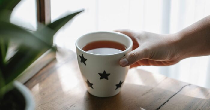 朝の光の中で紅茶を楽しむママの穏やかなティータイム