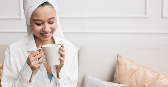 朝に紅茶を飲みながら心を整えるママ・パパの穏やかなティータイムの様子を表現した画像