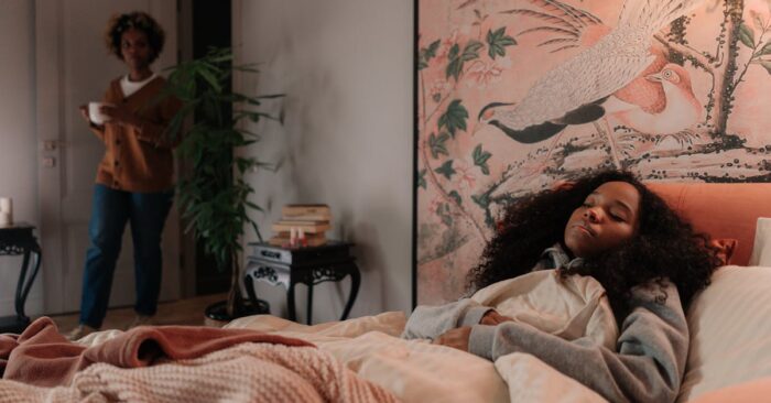 子育て中のママが紅茶を手にほっと一息ついている、温かく穏やかな時間のイメージ