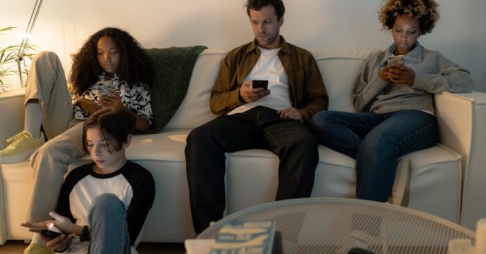 夜の静かな時間に紅茶を楽しむママの様子。柔らかな灯りの中、湯気の立つカップを両手で包み込んで微笑むシーン。