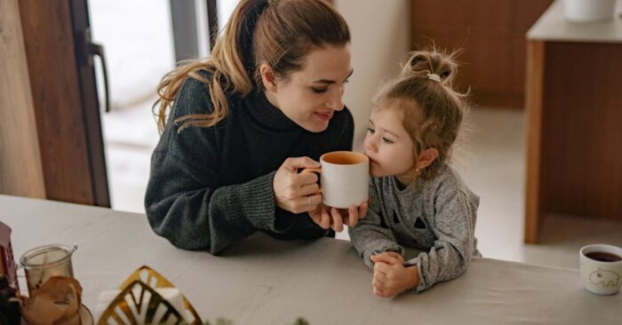 子どもが寝た後に静かな部屋で紅茶を飲みながらほっと一息つくママの様子