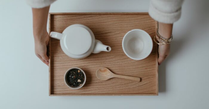 お気に入りのカップで紅茶をいれながら静かに自分を労うママの夜のセルフケア時間